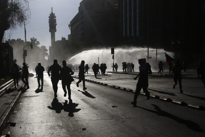 Manifestantes encararon a personas que aprovecharon jornada de protesta en el centro de Santiago para realizar saqueos
