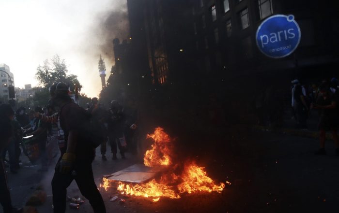 Se registran incidentes en nueva jornada de protestas en Santiago: personas intentan robar tienda en la Alameda