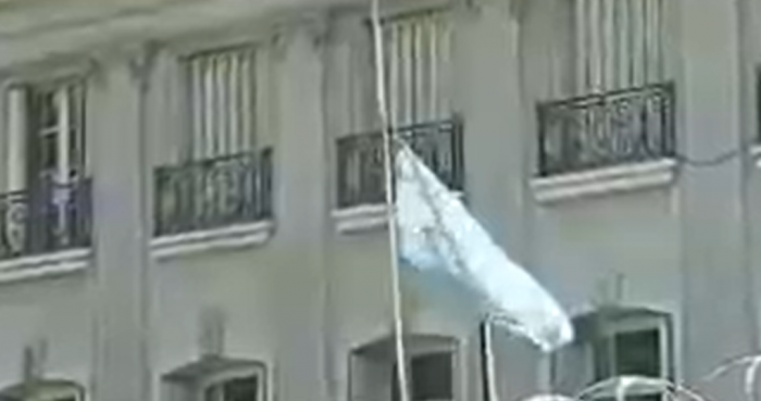 Duelo mundial: Embajada argentina en Chile coloca bandera a media asta tras muerte de Diego Maradona