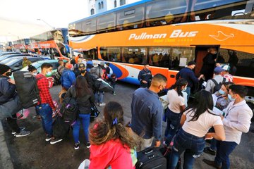 Tras haber ingresado ilegalmente al país: 350 ciudadanos venezolanos son trasladados en buses sellados de Iquique a Santiago