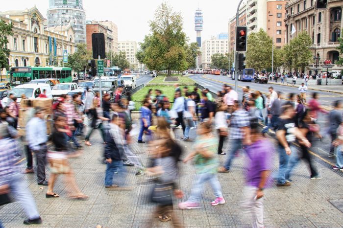 Encuesta Criteria: 70% de los chilenos valora la diversidad como un gran aporte al debate público nacional