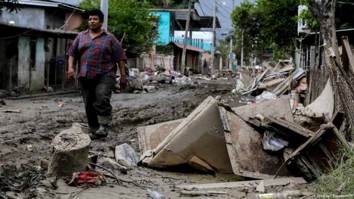 La furia del huracán Iota desprende techos e inunda calles en Nicaragua