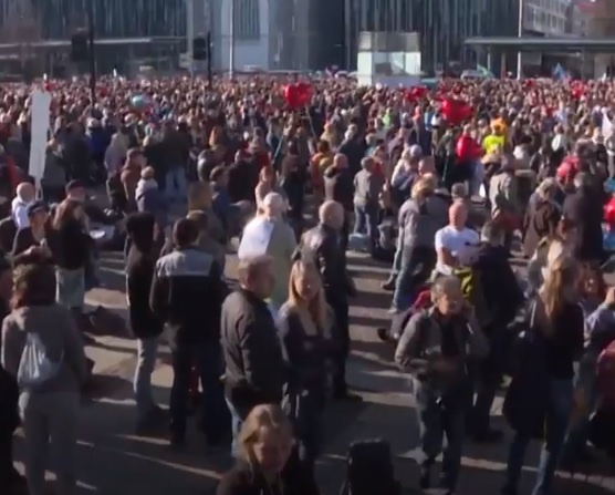 Miles de personas protestaron en Berlín en contra de las medidas sanitarias establecidas por el gobierno de Merkel