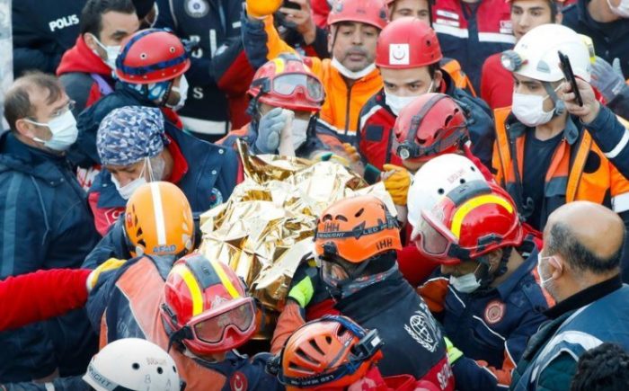 Milagro en Turquía: rescatan a niña de 3 años bajo los escombros tras el sismo que ha dejado 85 muertos