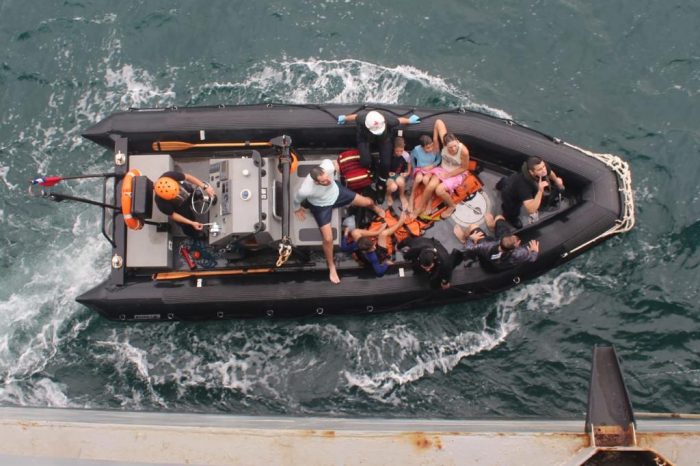 Petrolero de la Armada «Montt» rescata a 6 personas tras volcamiento de yate en la bahía de Panamá