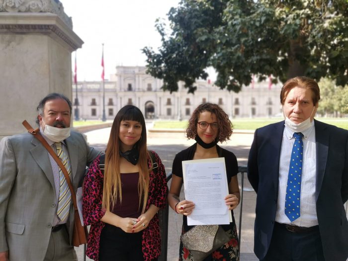 Organizaciones de chilenos en el exterior entregaron carta en La Moneda para exigir participación en el proceso constituyente