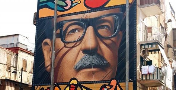 «Mono» González pinta mural en homenaje a Allende en Nápoles