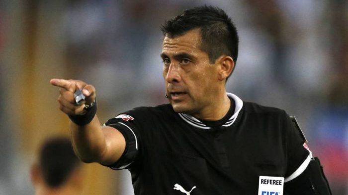 Abogados peruanos demandan al árbitro nacional Julio Bascuñán por su desempeño en el duelo entre Perú y Brasil
