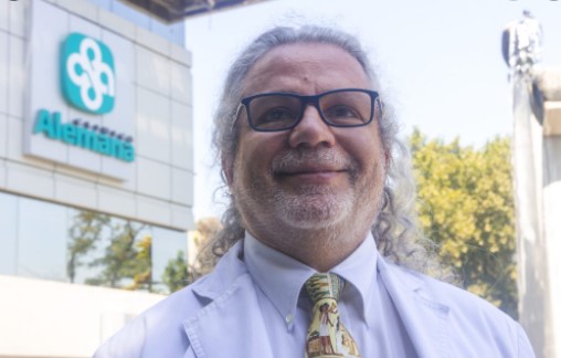 Doctor Renato Acuña oficializa su candidatura y se enfrentará a Izkia Siches para dirigir el Colegio Médico en el próximo periodo