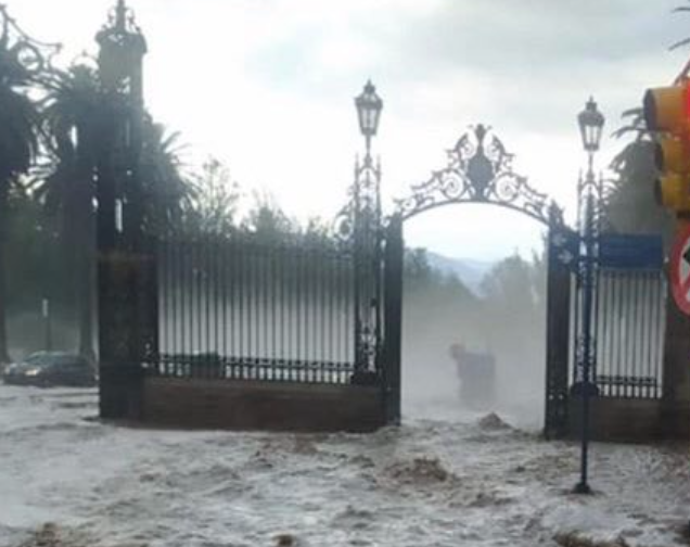 Argentina: Intenso temporal azota la provincia de Mendoza provocando la inundación de parques y calles
