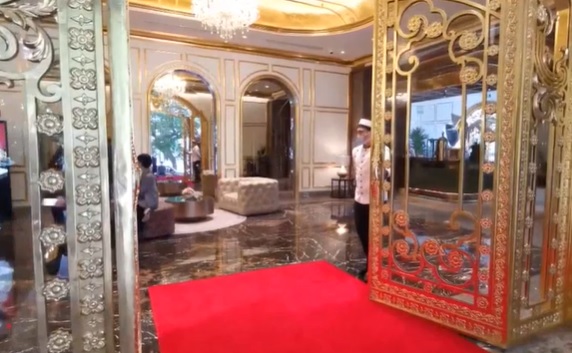 Inauguran un hotel chapado en oro en Vietnam, en plena pandemia de covid-19