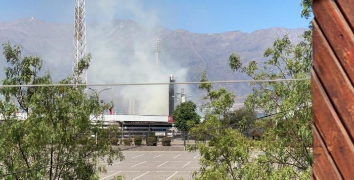 Bomberos reporta incendio al interior del Estadio Monumental: se trató de una quema de pastizales