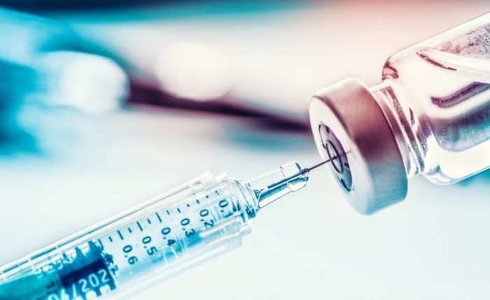 ¿Es confiable la vacuna contra el coronavirus? «Beneficios superan riesgos», dice experto