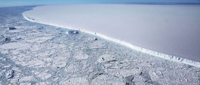 Cómo es A68a, el iceberg más grande del mundo y por qué amenaza una de las mayores reservas naturales el planeta