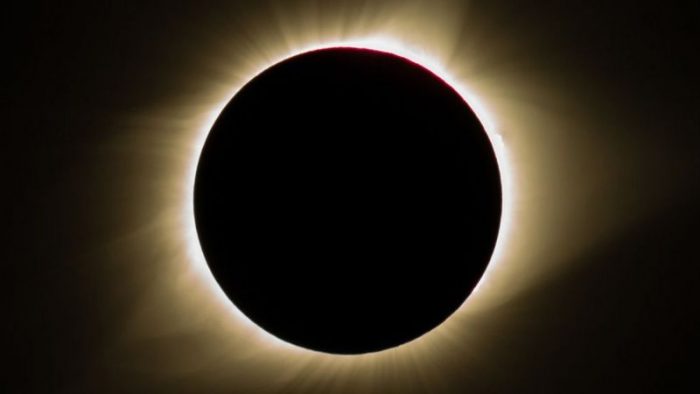 Siga en vivo el eclipse solar total que ocurre en todo Chile