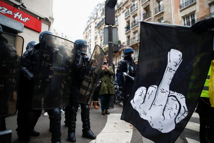 Estalla la violencia en las protestas en París contra la brutalidad policial