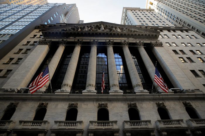 Wall Street cierra con baja presionado por incertidumbre sobre estímulo fiscal y Facebook