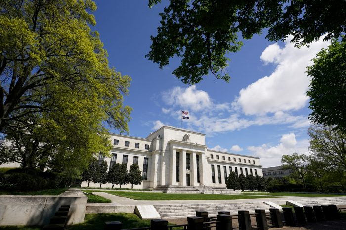 Reserva Federal inyecta alivio a los mercados en su última reunión con Trump en el poder