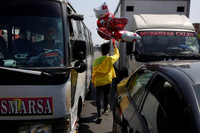 Perú pide no recibir familiares en Navidad y Año Nuevo y restringe autos particulares por pandemia