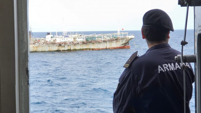 Armada de Chile continúa con el monitoreo a flotas pesqueras extranjeras que se desplazan por las costas del norte del país
