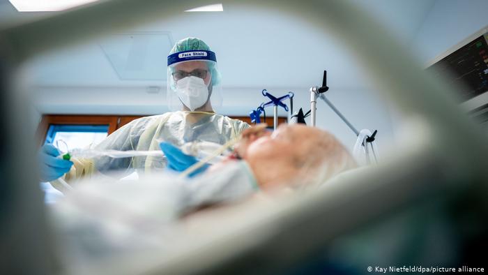 Alemania inicia su cierre total con récord de muertes diarias por COVID-19