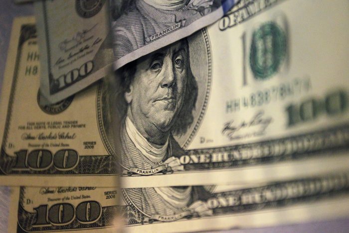 Pese a caída global, dólar cierra la semana al alza en Chile y se cotiza cerca de los $ 830