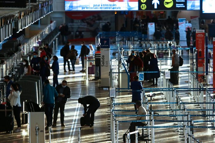 Nueva variante: Chile descarta cierre de fronteras para extranjeros mientras otros países de la región se ponen más estrictos