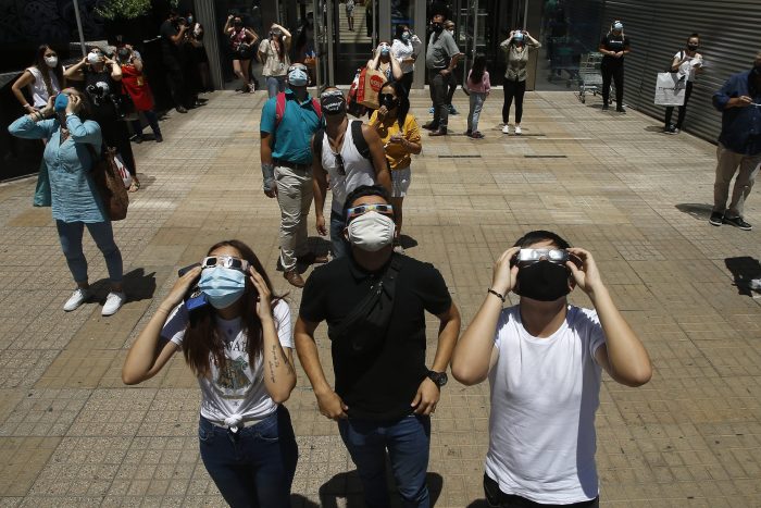 Millones de chilenos presenciaron el eclipse solar total a lo largo del país