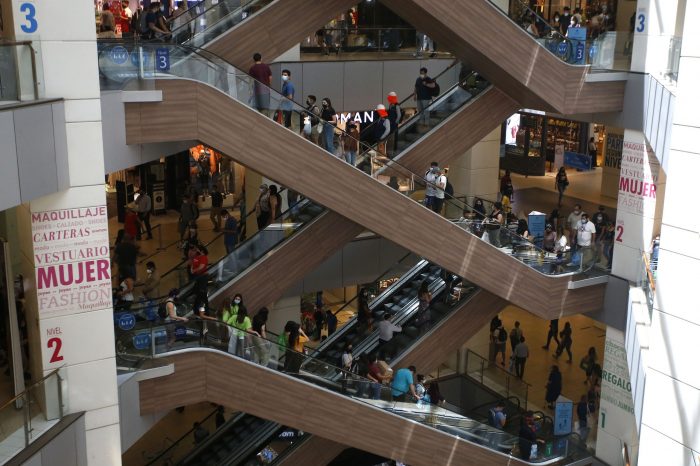 Seremi de Salud inició sumario sanitario por aglomeraciones en mall Costanera Center