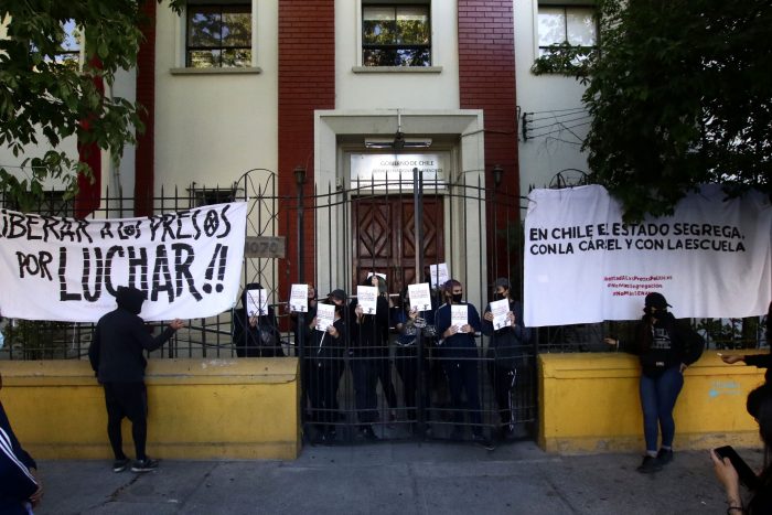 Agrupaciones sociales se tomaron la Dirección Regional Metropolitana del Sename exigiendo libertad a los presos en el contexto del estallido social