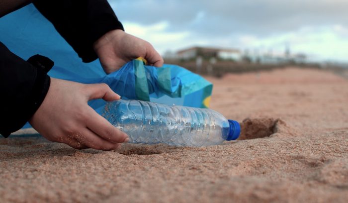 Chile es el segundo país del mundo que más considera prohibir los plásticos de un solo uso