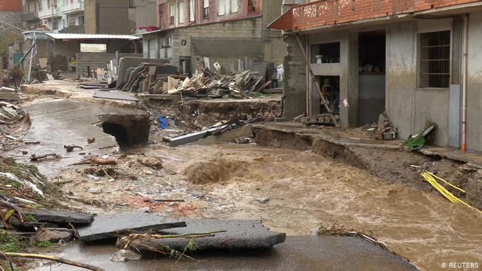 Italia evacua a familias por lluvias y cortes de carreteras
