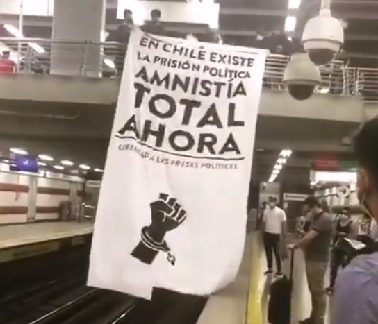 Personas se manifiestan en estación del Metro Irarrázaval exigiendo la libertad de los presos en el estallido social