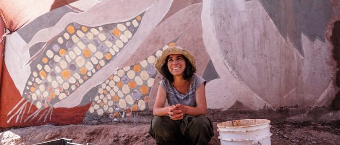 Mural realizado con pinturas de tierra será la nueva postal de bienvenida a San Pedro de Atacama