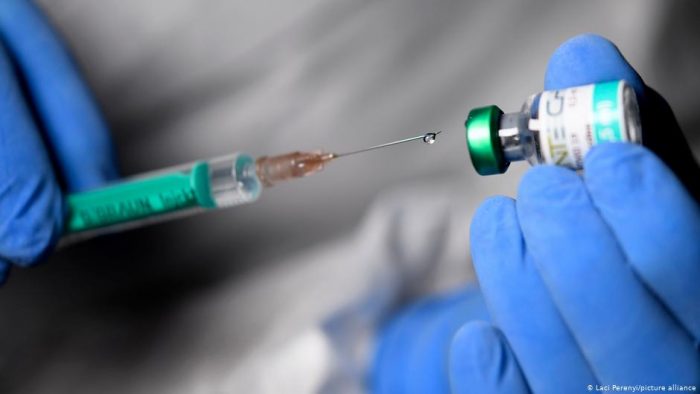 Vacunas Pfizer y Astrazeneca producen similares casos de trombosis y embolia según estudio de Universidad de Oxford