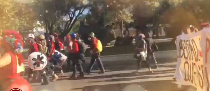 Manifestantes buscan avanzar a La Moneda en protesta por libertad de presos del estallido social