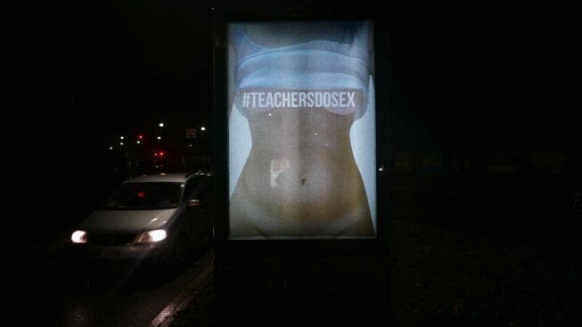 «Los profesores tienen sexo», una campaña en apoyo a una maestra despedida