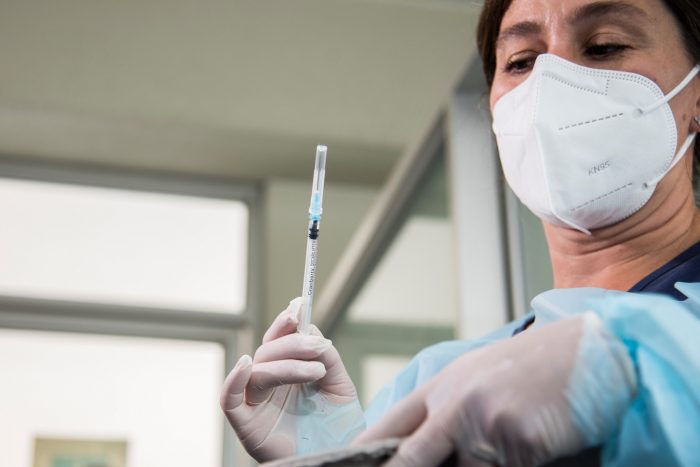 1.500 voluntarios participarán del ensayo de la vacuna de Oxford y AstraZeneca en Chile