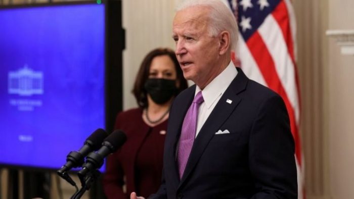 Biden anuncia que exigirá un test de covid-19 y cuarentena a todos los viajeros como parte de su plan contra la pandemia