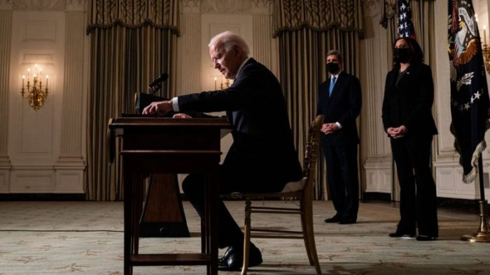La avalancha sin precedentes de decretos de Biden en 10 días como presidente de EE.UU. (y por qué genera polémica)
