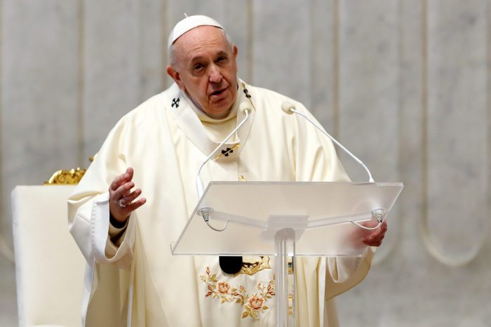 El papa critica a los que se van de vacaciones para evitar confinamientos