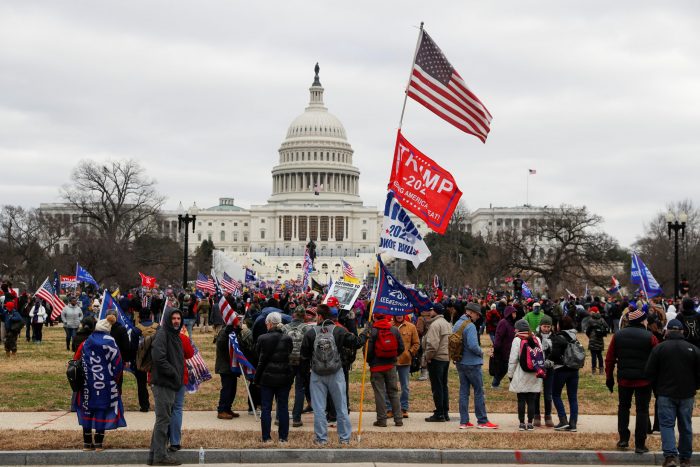 Máxima tensión en Washington: simpatizantes de Trump asaltan el Capitolio en plena sesión para proclamar a Biden como nuevo presidente