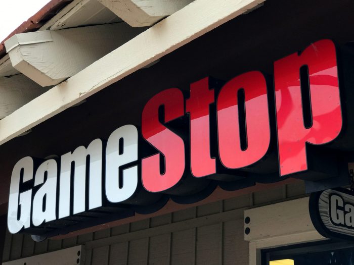 Inversionistas vuelven a GameStop tras alivio de restricciones
