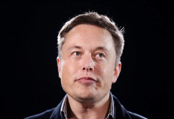 Elon Musk sugiere que Tesla se dedicará a extraer litio si no baja su costo