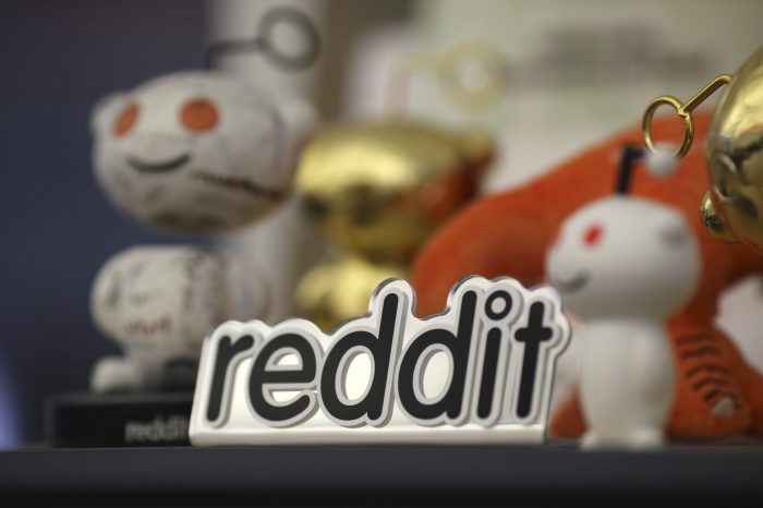 Plataforma de redes sociales Reddit es afectada por caídas en EEUU