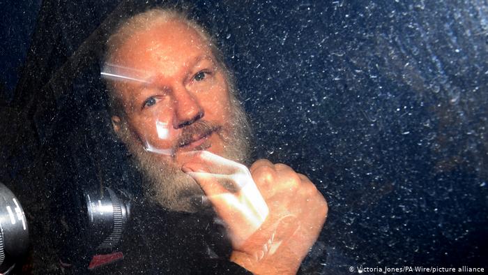 Justicia británica niega a Julian Assange la libertad condicional a pesar de haber rechazado su extradición a Estados Unidos