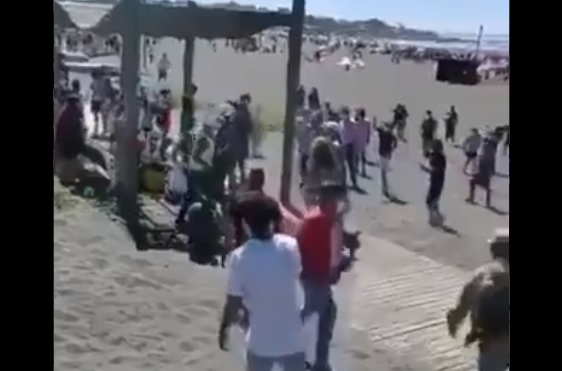 Carabineros fueron agredidos en la playa de Pichilemu en medio de una detención por tráfico de drogas