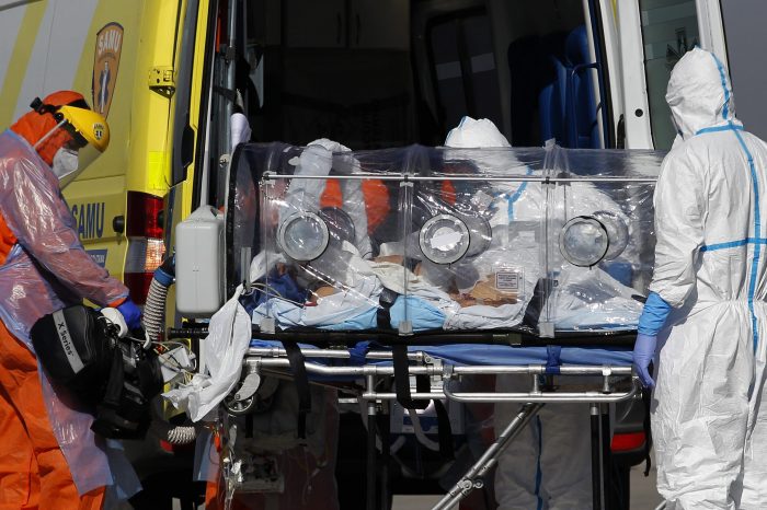 Récord de la pandemia: realizan traslado aéreo de 14 pacientes contagiados con Covid-19