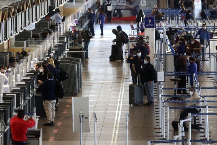 Cambio en las reglas: chilenos y extranjeros tendrán que llegar con un PCR negativo al aeropuerto Pudahuel