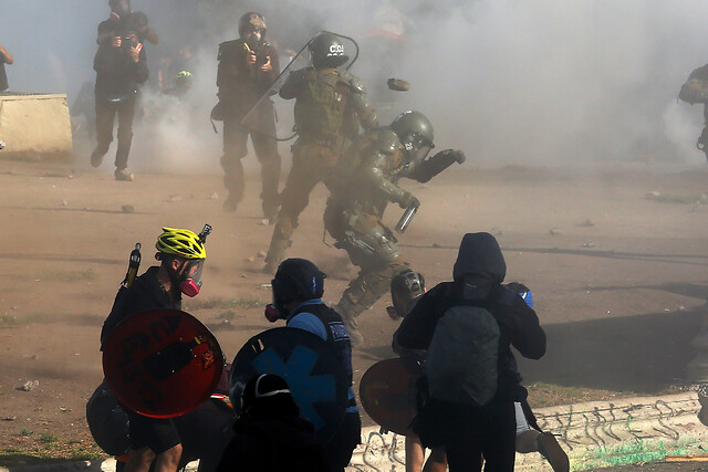 Otro viernes de protesta en Plaza Italia: manifestantes denuncian quemaduras por chorro del carro lanzaaguas